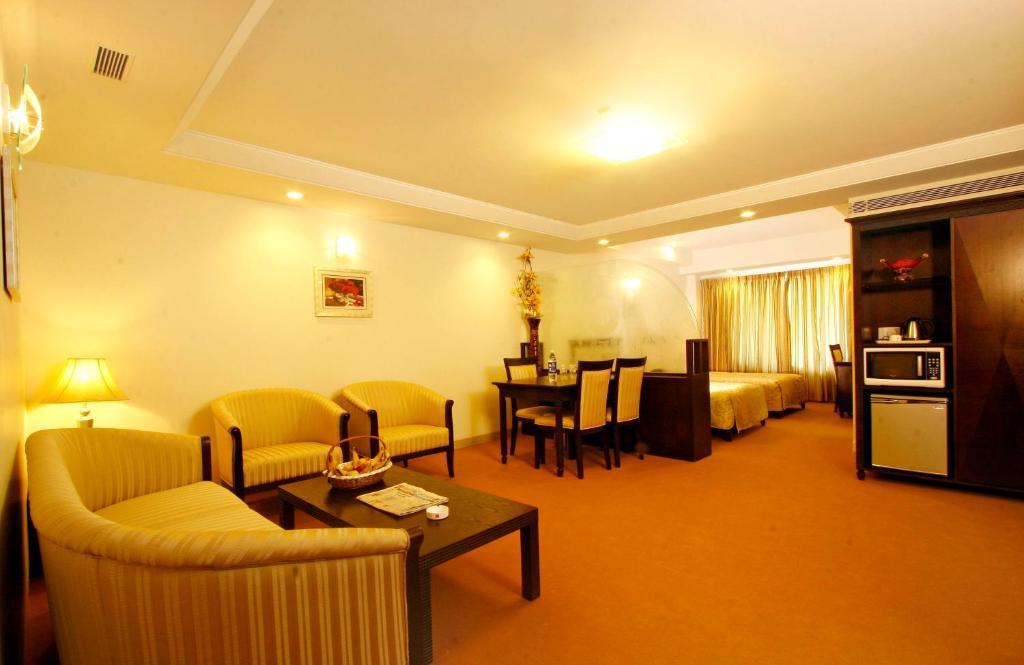 Ambience Executive Hotell Pimpri-Chinchwad Rum bild