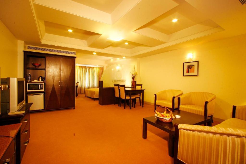 Ambience Executive Hotell Pimpri-Chinchwad Rum bild